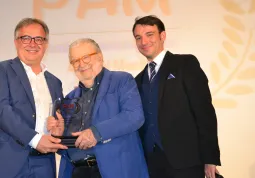 Il regista Pupi Avati riceve il Premio Pam Città di Busca dalle mani del sindaco Marco Gallo. Con loro Mattia Bertaina, presidente del circolo Méliès che gestisce il  cinema Lux